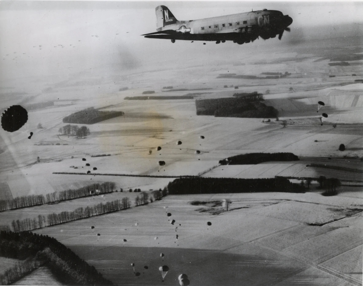 c47-dakota_are_dropping_parachutes_in_the_sky_of_bastogne_1280_1280_fit_90